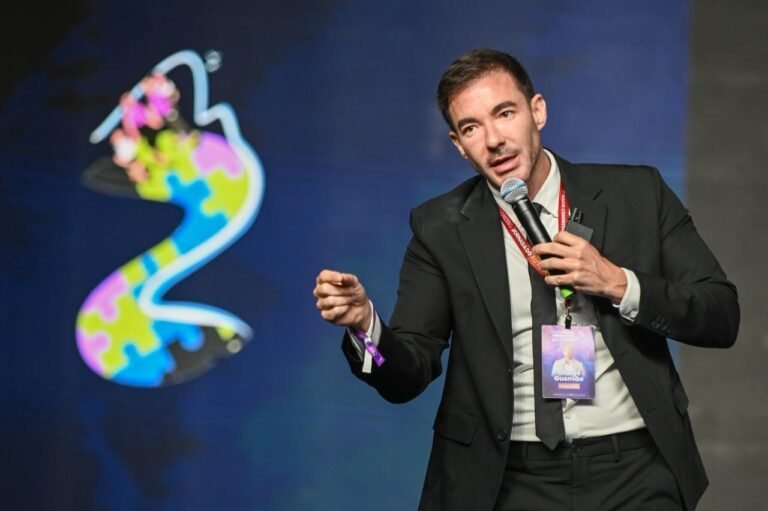 Palestra do Dr. Thiago Gusmão sobre crises agressivas no TEA na Jornada do Autismo 2026