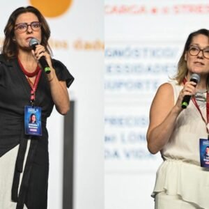 Cláudia Romano e Leila Bagaiolo com microfone na mão, palestrando no palco do Congresso Jornada do Autismo 2026