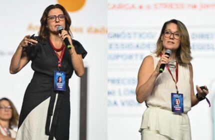 Cláudia Romano e Leila Bagaiolo com microfone na mão, palestrando no palco do Congresso Jornada do Autismo 2026
