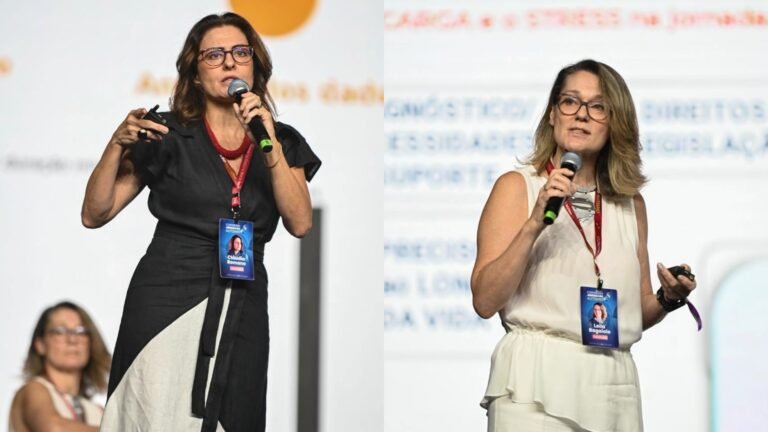 Cláudia Romano e Leila Bagaiolo com microfone na mão, palestrando no palco do Congresso Jornada do Autismo 2026