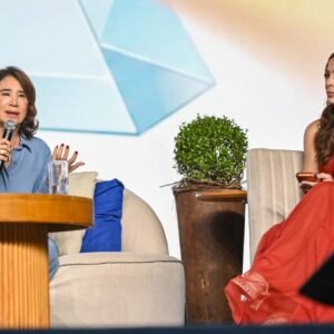 Dra. Ana Beatriz fala ao microfone no palco do Congresso Jornada do Autismo 2026, ao lado de Sarita Melo, organizadora do evento.