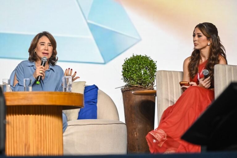 Dra. Ana Beatriz fala ao microfone no palco do Congresso Jornada do Autismo 2026, ao lado de Sarita Melo, organizadora do evento.