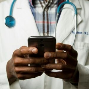 Laudo TEA: médico e família em consulta — o documento que abre portas para direitos