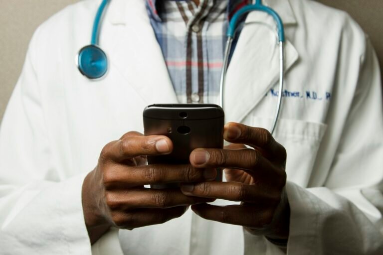 Laudo TEA: médico e família em consulta — o documento que abre portas para direitos