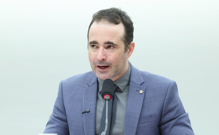 Auxílio Mãe Atípica: Bruno Ganem relatou a proposta na comissão — Foto Kayo Magalhães Câmara dos Deputados