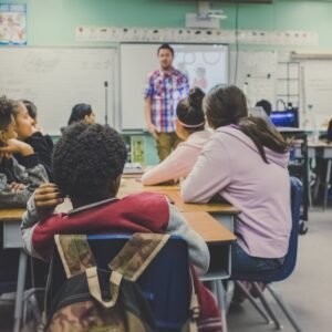 Sala de aula comum: professor e estudantes — capa sobre PEI autismo, PAEE e obrigações da escola