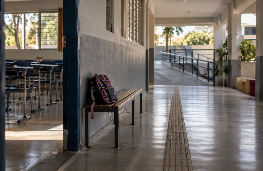 Mãe denuncia colégio particular do DF por descaso durante teste de admissão de filha com autismo