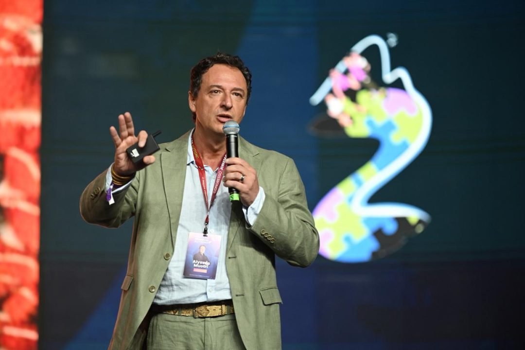 Alysson Muotri palestrando em congresso sobre autismo e minicérebros